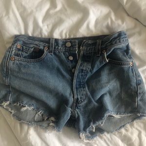 Levi high waisted blue shorts